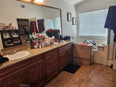 Bath - 7845 Oak Ct, Highland, CA 92346 photo 3 of 3