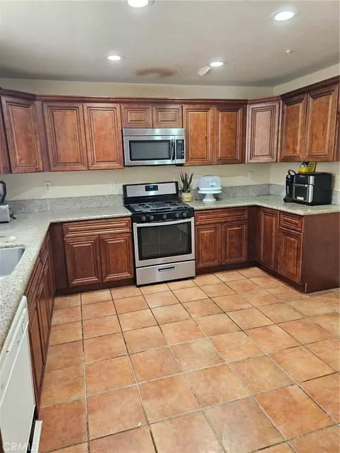 Kitchen - 7845 Oak Ct, Highland, CA 92346 photo 1 of 2