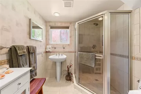 Bath - 2449 Euclid Cres E, Upland, CA 91784 photo 1 of 3