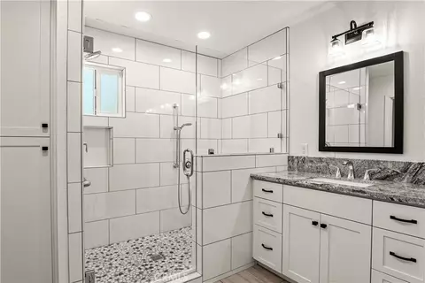 Bath - 9925 Appleton St, Victorville, CA 92392 photo 4 of 5