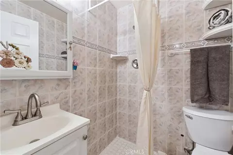 Bath - 4871 Jackson St #C, Riverside, CA 92503 photo 1 of 2