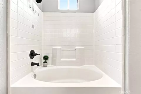 Bath - 17892 Spring Hl, Riverside, CA 92503 photo 2 of 5