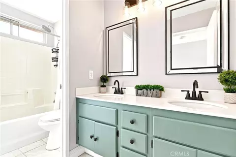 Bath - 17892 Spring Hl, Riverside, CA 92503 photo 4 of 5