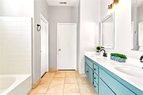 Bath - 17892 Spring Hl, Riverside, CA 92503 photo 1 of 5