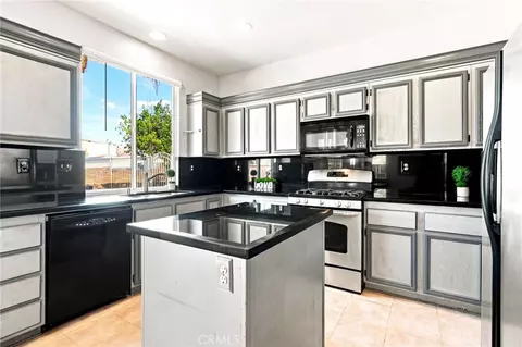 Kitchen - 17892 Spring Hl, Riverside, CA 92503 photo 3 of 4