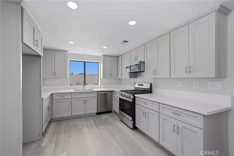 Kitchen - 18358 Catalpa, Hesperia, CA 92345 photo 1 of 2