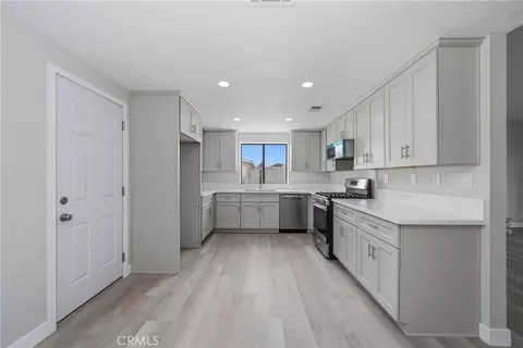 Entry Way - 18358 Catalpa, Hesperia, CA 92345 photo 3 of 4
