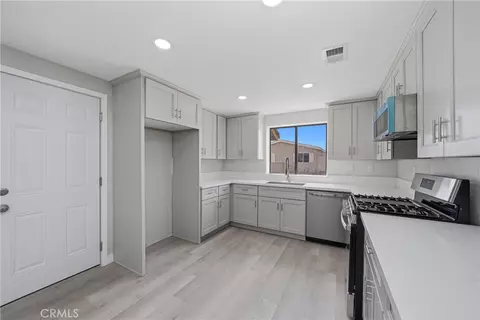 Kitchen - 18358 Catalpa, Hesperia, CA 92345 photo 2 of 2