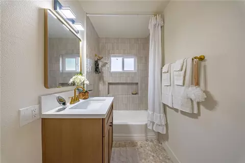 Bath - 946 Cedar St, Corona, CA 92879 photo 3 of 3