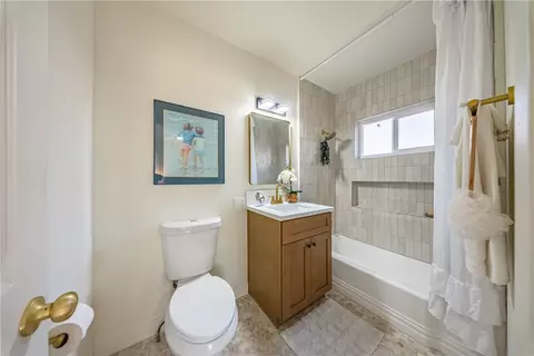 Bath - 946 Cedar St, Corona, CA 92879 photo 2 of 3