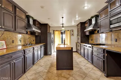 Kitchen - 19025 Munsee, Apple Valley, CA 92307 photo 2 of 7