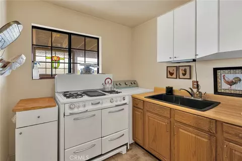 Kitchen - 19025 Munsee, Apple Valley, CA 92307 photo 7 of 7