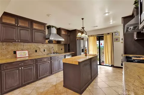 Kitchen - 19025 Munsee, Apple Valley, CA 92307 photo 3 of 7