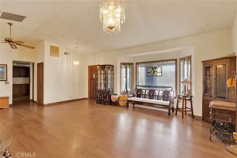 Living - 19025 Munsee, Apple Valley, CA 92307 photo 3 of 6