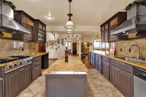 Kitchen - 19025 Munsee, Apple Valley, CA 92307 photo 6 of 7
