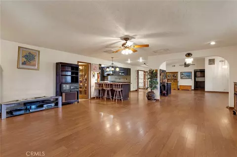 Living - 19025 Munsee, Apple Valley, CA 92307 photo 4 of 6