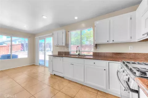 Kitchen - 523 Towergrove, Corona, CA 92879 photo 2 of 3