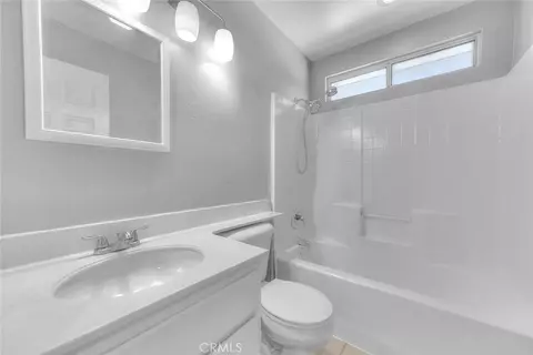 Bath - 523 Towergrove, Corona, CA 92879 photo 3 of 5