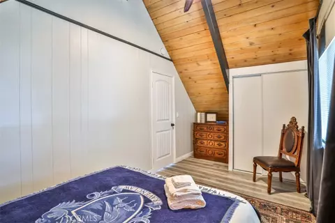 Bedroom - 24833 Matterhorn Ct, Crestline, CA 92325 photo 2 of 4