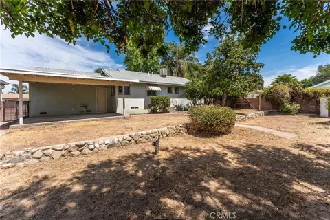 Exterior - 237 W Van Koevering St, Rialto, CA 92376 photo 8 of 10