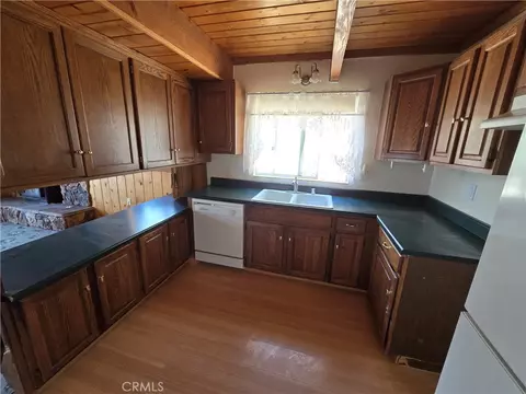 Kitchen - 33460 Lakeview Dr, Running Springs, CA 92382 photo 1 of 2
