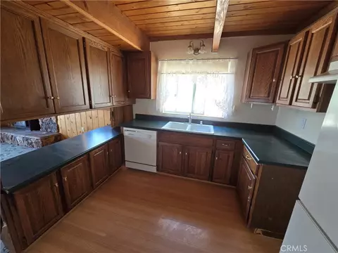 Kitchen - 33460 Lakeview Dr, Running Springs, CA 92382 photo 2 of 2