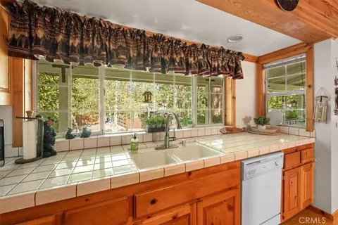 Kitchen - 416 Pineview, Big Bear City, CA 92314 photo 4 of 4