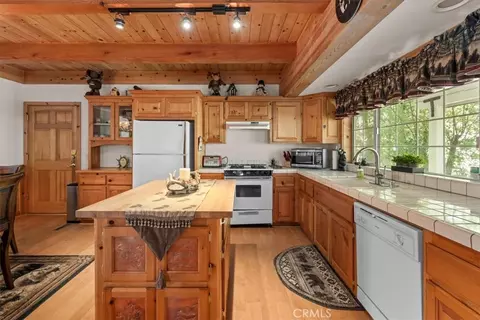 Kitchen - 416 Pineview, Big Bear City, CA 92314 photo 3 of 4