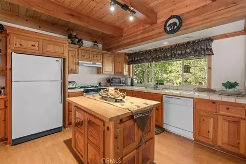 Kitchen - 416 Pineview, Big Bear City, CA 92314 photo 2 of 4