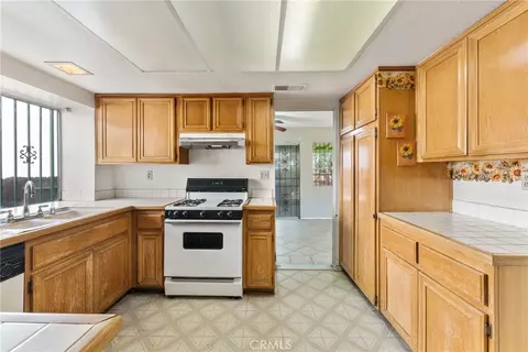 Kitchen - 1543 Keepsake Ln, Perris, CA 92571 photo 2 of 4