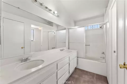 Bath - 1543 Keepsake Ln, Perris, CA 92571 photo 2 of 5
