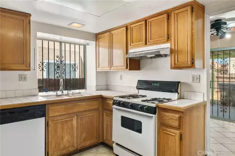 Kitchen - 1543 Keepsake Ln, Perris, CA 92571 photo 3 of 4
