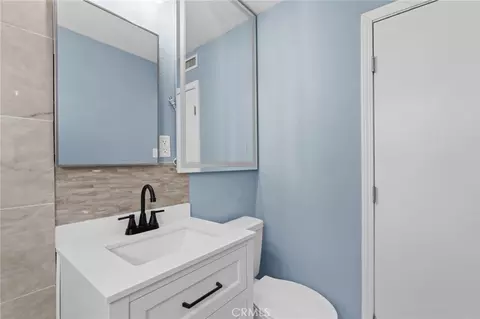 Bath - 700 Patricia Ave, Barstow, CA 92311 photo 3 of 4