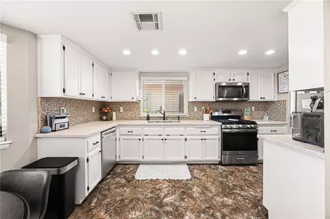 Kitchen - 9588 Mountain Pine Ct, Phelan, CA 92371 photo 2 of 2