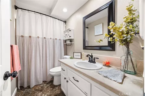 Bath - 9588 Mountain Pine Ct, Phelan, CA 92371 photo 3 of 3
