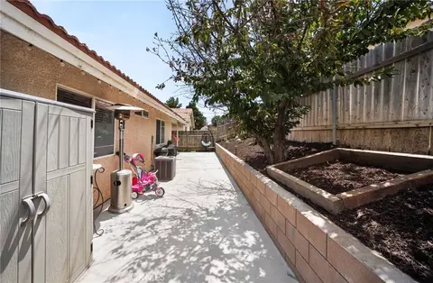 Exterior - 9588 Mountain Pine Ct, Phelan, CA 92371 photo 7 of 8
