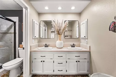 Bath - 9588 Mountain Pine Ct, Phelan, CA 92371 photo 1 of 3