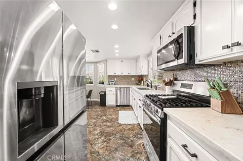 Kitchen - 9588 Mountain Pine Ct, Phelan, CA 92371 photo 1 of 2