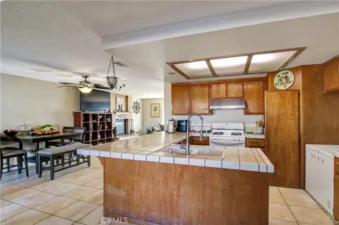 Kitchen - 7831 Pismo Ave, Hesperia, CA 92345 photo 3 of 5