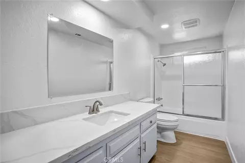 Bath - 16410 Fontlee Ln, Fontana, CA 92335 photo 2 of 2