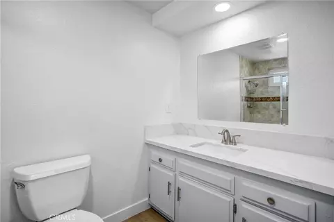 Bath - 16410 Fontlee Ln, Fontana, CA 92335 photo 1 of 2