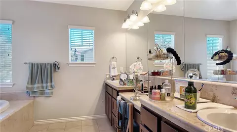 Bath - 45804 Corte Mislanca, Temecula, CA 92592 photo 3 of 4