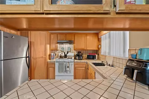 Kitchen - 20971 Thunderbird Rd, Apple Valley, CA 92307 photo 2 of 4
