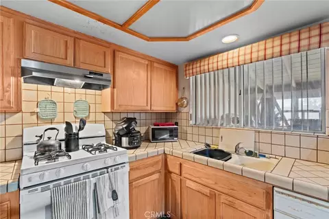 Kitchen - 20971 Thunderbird Rd, Apple Valley, CA 92307 photo 3 of 4