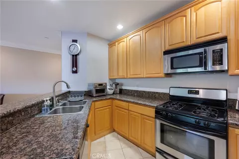 Kitchen - 1515 Grismer #202, Burbank, CA 91504 photo 3 of 6