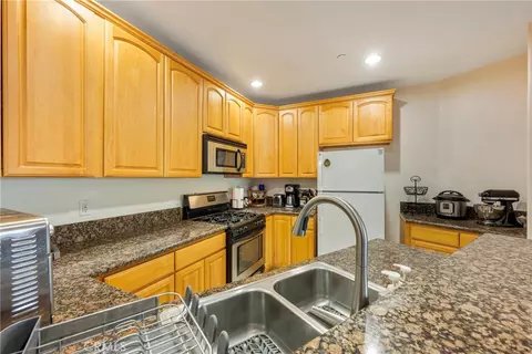 Kitchen - 1515 Grismer #202, Burbank, CA 91504 photo 6 of 6