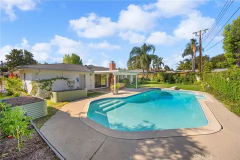 Exterior - 221 Phlox Ave, Redlands, CA 92373 photo 7 of 10