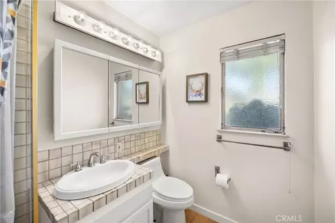 Bath - 221 Phlox Ave, Redlands, CA 92373 photo 2 of 4