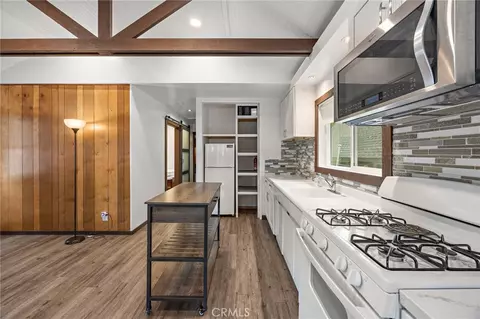 Kitchen - 23376 Crestline Rd, Crestline, CA 92325 photo 3 of 4
