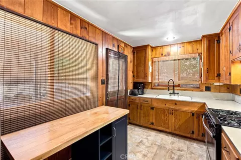 Kitchen - 101 Weisshorn, Crestline, CA 92325 photo 4 of 5
